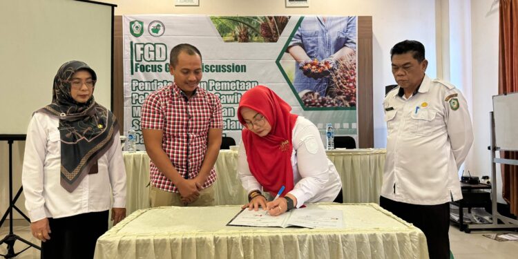 FOTO : IST/MATAKALTENG - Wakil Bupati Kotim Irawati saat menandatangani kerja sama dengan YBBI, Rabu 11 September 2024.
