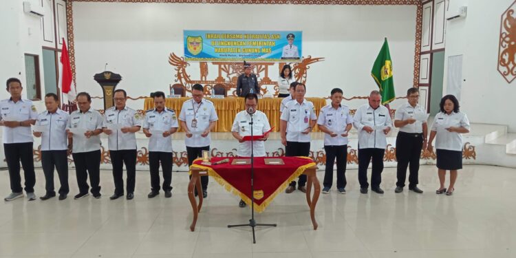 FOTO : DISKOMINFO SANTIK/MATA KALTENG - Pj Bupati Herson B Aden bersama Sekda Richard, dan seluruh camat membacakan ikrar netralitas ASN pada pilkada tahun 2024, di GPU Damang Batu, Rabu, 11 September 2024.