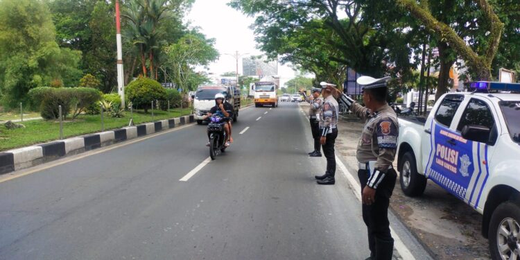 FOTO: MATAKALTENG - Personel Satlantas Polresta Palangka Raya pada saat melakukan patroli di Jalan Adonis Samad.