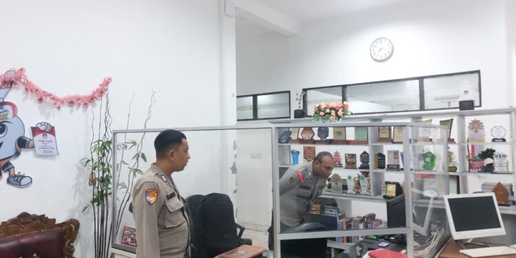 FOTO: MATAKALTENG - Personel Polresta Palangka Raya pada saat patroli ke kantor KPU Kota Palangka Raya.