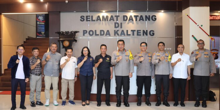 FOTO: MATAKALTENG - Kapolda Kalteng, Irjen Pol Djoko Poerwanto (tengah), pada saat berfoto bersama pengurus PWI Kalteng.