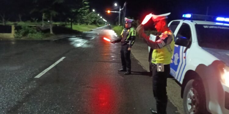 FOTO: MATAKALTENG - Personel Satlantas Polresta Palangka Raya, pada saat melakukan patroli di kawasan rawan kecelakaan di Jalan Ir Soekarno.