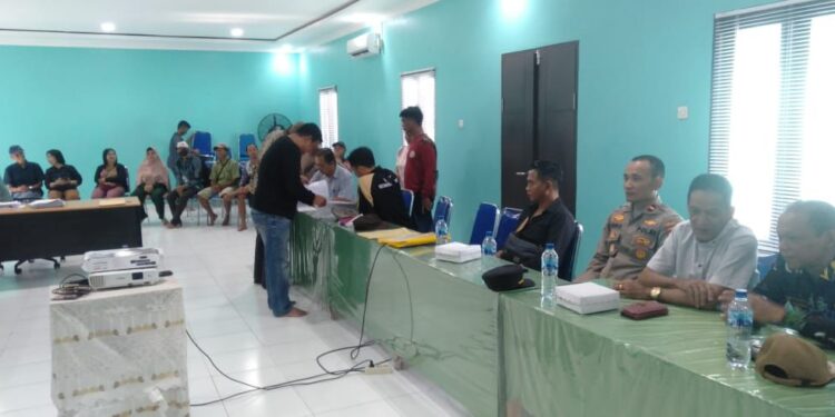 FOTO: MATAKALTENG - Kapolsek Rakumpit, Ipda Joko Susilo, pada saat memastikan keamanan mediasi.