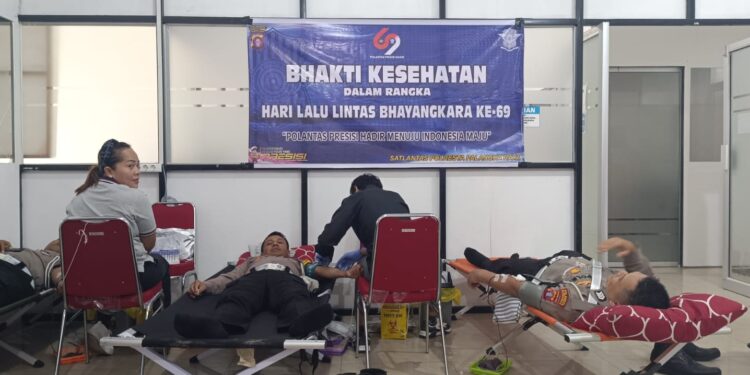 FOTO: MATAKALTENG - Personel Polresta Palangka Raya pada saat mengikuti donor darah.