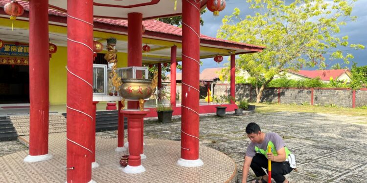 FOTO: MATAKALTENG - Personel Satlantas Polresta Palangka Raya pada saat membersihkan vihara.