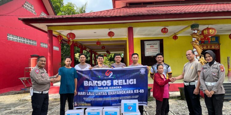 FOTO: MATAKALTEN - Penyerahan bantuan sosial kepada pengurus Vihara Avalokitesvara Buddhayana, oleh jajaran Satlantas Polresta Palangka Raya.