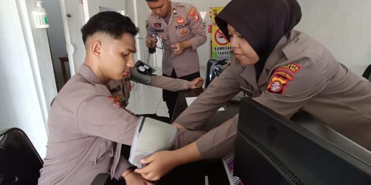 FOTO: MATAKALTENG - Salah seorang bintara remaja pada saat dilakukan pemeriksaan kesehatan.
