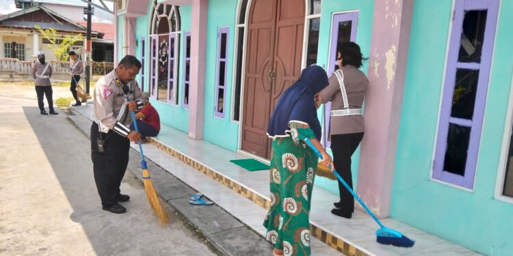 FOTO: MATAKALTENG - Personel Satlantas Polresta Palangka Raya pada saat bergotong royong bersama warga membersihkan masjid.
