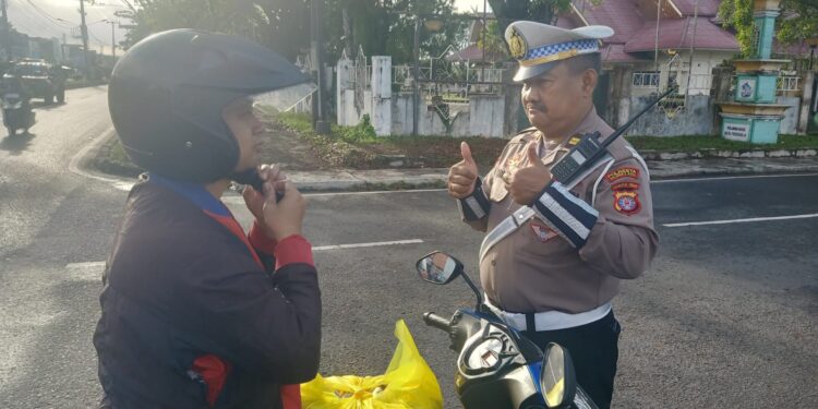 FOTO: MATAKALTENG - Kanit Regident Satlantas Polresta Palangka Raya, Iptu Hartono, pada saat menegur pengendara secara humanis.