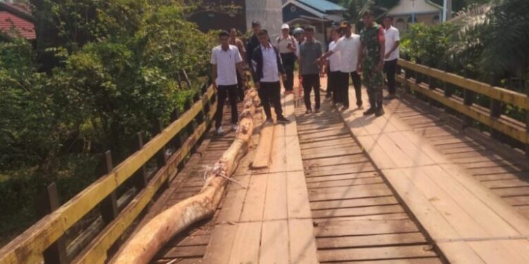 FOTO : DPU GUMAS/MATA KALTENG - Kondisi Jembatan Sei Baringei di Desa Tumbang Kuayan, Kecamatan Rungan Barat yang sudah dalam kondisi miring, belum lama ini.