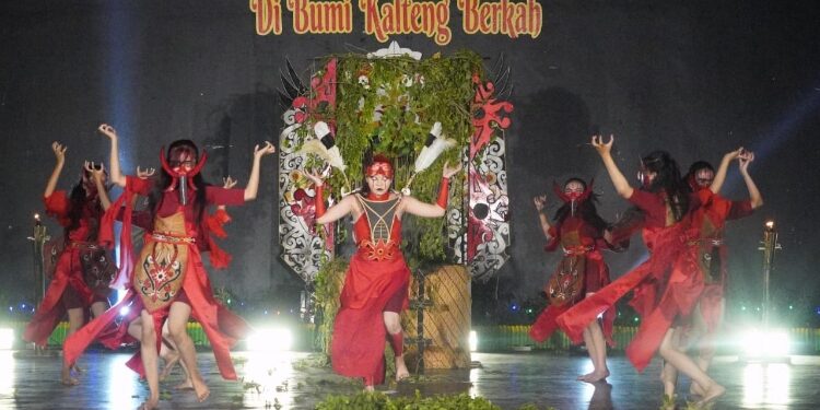 FOTO: IST/MATAKALTENG - Seni Budaya Kalimantan Tengah dengan tema “Merajut Damai di Bumi Kalteng Berkah” di Palangka Raya.