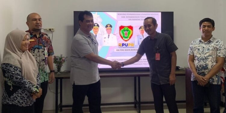 FOTO ; IST/MATAKALTENG - Kepala DSDABMBKPRKP Mentana saat bersama PUPR Kalteng.