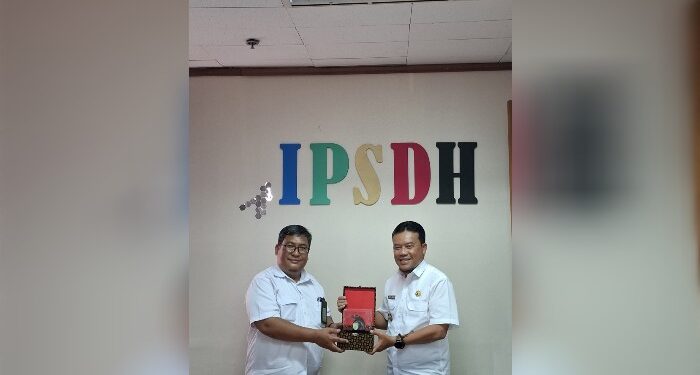 Foto : IST/MATAKALTENG - Pj Bupati Sukamara, Rendy Lesmana bersama pihak KLHK saat audensi terkait penyelesaian Hak-hak Masyarakat atas tanah dalam kawasan hutan.