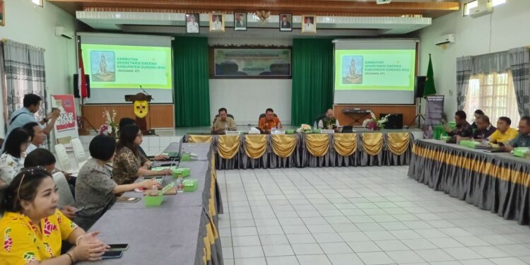 FOTO : DISKOMINFO SANTIK/MATA KALTENG - Sekda Gumas Richard didampingi Kepala Bapperida Yantrio Aulia dan narasumber, saat memberikan arahan pada kegiatan ekspos dan FGD penyusunan dokomen RPPLH, di aula kantor bapperida setempat, Kamis, 12 September 2024.