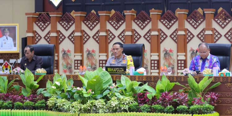 FOTO: MATAKALTENG - Wakapolda Kalteng, Brigjen Pol Rakhmaa Setyadi, pada saat memimpin FGD bersama organisasi masyarakat nasional.