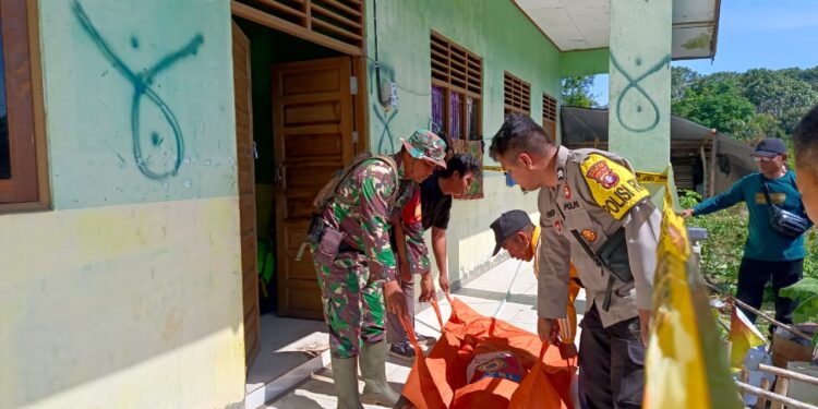 FOTO : HUMAS POLRES GUMAS/MATA KALTENG - Personel Polsek Sepang mengevakuasi jasad DB (34), Kamis, 12 September 2024.