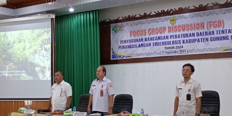 FOTO : DISKOMINFO SANTIK/MATA KALTENG - Asisten I Setda Gumas Lurand ketika memimpin FGD Raperda tentang Penanggulangan TBC, di aula kantor bapperida, Kamis, 12 September 2024.