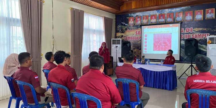 FOTO: IST/MATAKALTENG- Pelatihan bahasa isyarat yang digelar di Lapas kelas IIB Sampit.