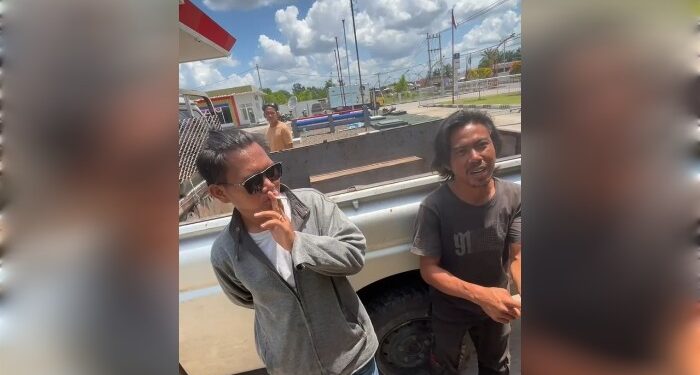 FOTO: IST/MATAKALTENG - Terlihat dua oknum yang didukung preman Parkir di area SPBU meminta jatah parkir terhadap supir truk yang hendak isi solar di SPBU Smekto, Kota Sampit.