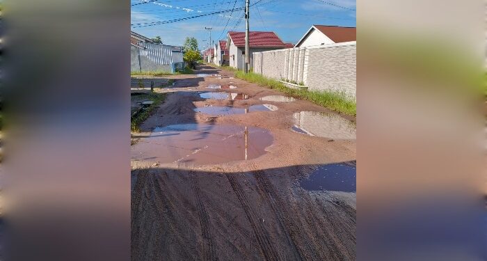 Foto: IST/ MATA KALTENG - Jalan yang rusak di kawasan Perumahan Graha Pramuka, Sampit, Kecamatan MB Ketapang, Kotim.