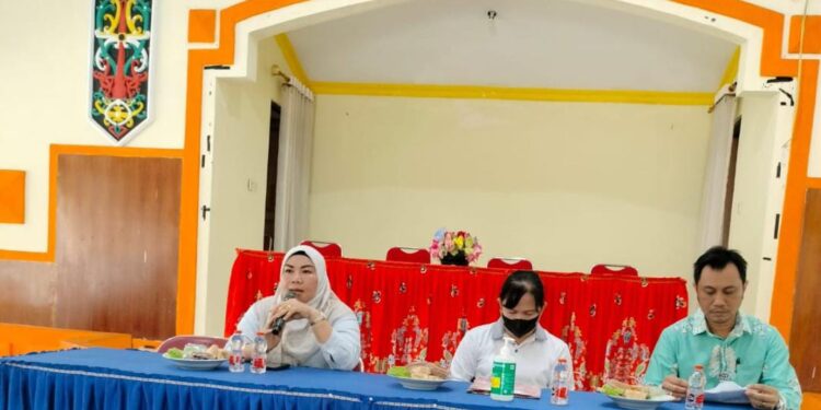 FOTO: MATAKALTENG - Lurah Panarung, Evi Kahayanti (pojok kiri), saat memimpin mediasi sengketa sarang walet.