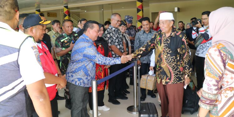 FOTO : IST/MATAKALTENG - Bupati Kotim Halikinnor saat menyapa penumpang Nam Air penerbangan rute Sampit-Surabaya, Jumat 13 September 2024.