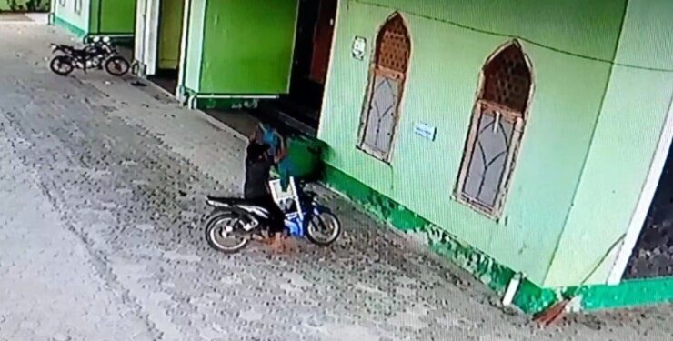 FOTO: MATAKALTENG - Tangkap layar rekaman CCTV saat pelaku mengambil kotak amal masjid.