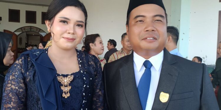 FOTO : DPRD GUMAS/MATA KALTENG - Anggota DPRD Kabupaten Gunung Mas Hermanto (kanan) saat bersama istrinya, usai acara pelantikan anggota DPRD periode 2024-2029, belum lama ini.