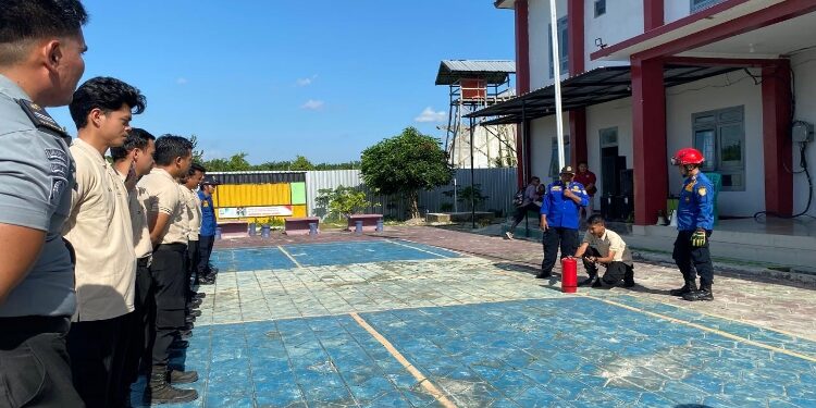 FOTO: AKH/MATAKALTENG - Petugas Lapas Sukamara, saat melakukan pelatihan bersama petugas Damkar Sukamara.