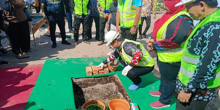 FOTO: DEVIANA/MATAKALTENG - Peletakan Batu pertama pembangunan SDN 1 Baamang Tengah, Sabtu 14 September 2024.