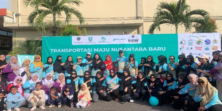 FOTO : IST/MATAKALTENG - Wakil Bupati Kotim Irawati saat bersama peserta jalan sehat, Sabtu 14 September 2024.