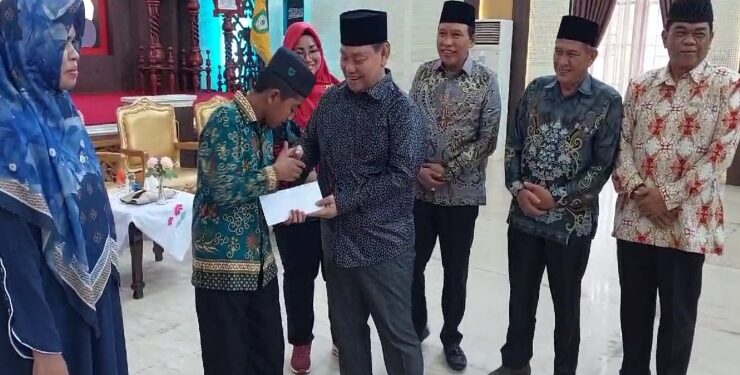 FOTO ; DEVIANA/MATAKALTENG - Bupati Kotim Halikinnor saat menyerahksan bonus kepada pemenang MTQ, Sabtu 14 September 2024.