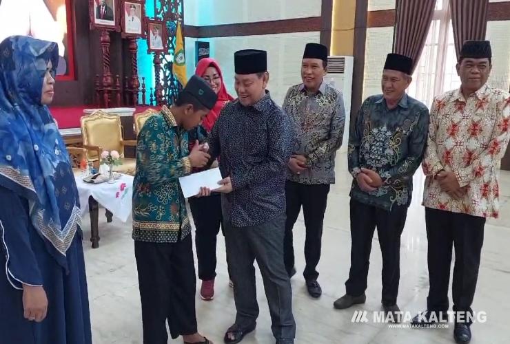 Bupati Kotim Serahkan Bonus Jutaan Rupiah untuk Juara MTQ Tingkat Kabupaten