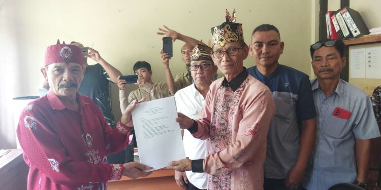 FOTO: RZL/MATAKALTENG - Damang Kecamatan Jekan Raya, Kardinal Tarung, saat menyerahkan berkas pendaftaran kepada panitia seleksi damang.