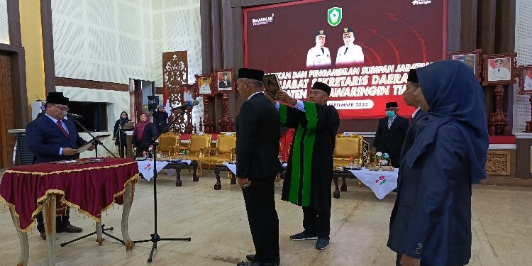 FOTO : DEVIANA/MATAKALTENG - Bupati Kotim Halikinnor saat mengambil sumpah dan janji jabatan Pj Sekda Sanggul Lumban Gaol, Jumat 13 September 2024.