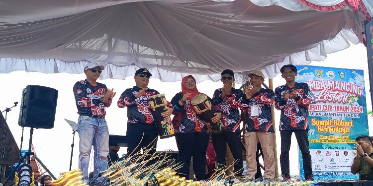 FOTO: DEVIANA/MATAKALTENG - Pemukulan katambung menandakan dibukannya Lomba Mancing Lestari Bupati Cup, Sabtu 14 September 2024.
