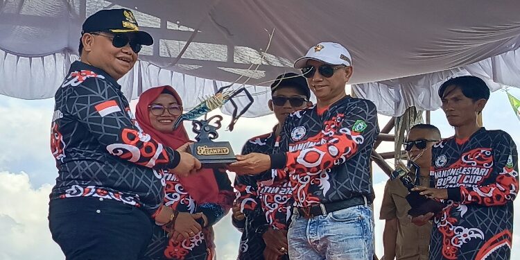 FOTO: DEVIANA/MATAKALTENG - Bupati Kotim Halikinnor saat menerima piagam dari Kadis Perikanan Kotim, Sarwo Oboy, Sabtu 14 September 2024.