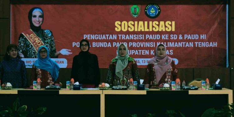 FOTO: IST/MATAKALTENG - Bunda PAUD Kalteng saat membuka Sosialisasi Penguatan Transisi PAUD ke SD dan PAUD HI di Kapuas.