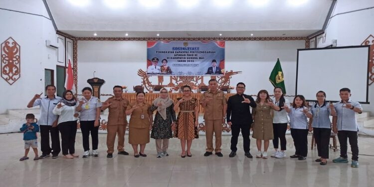 FOTO: DISKOMINFO SANTIK/MATA KALTENG : Bunda PAUD Kabupaten Gumas Shella Herson B Aden, didampingi Sekretaris Disdikpora Osner Sagala, berfoto bersama dengan para peserta sosialisasi peningkatan kapasitasn penyelenggara layanan PAUD HI tahun 2024, di GPU Damang Batu, pekan lalu.