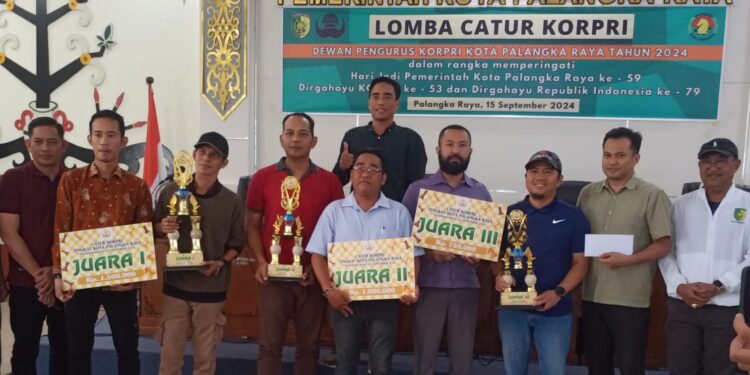 FOTO: MATAKALTENG - Foto bersama usai penyerahan piala turnamen catur KORPRI Palangka Raya.