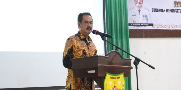 FOTO : DISKOMINFO SANTIK/MATA KALTENG
- Pj Bupati Gumas Herson B Aden memberikan arahan pada suatu kegiatan, di aula kantor bapperida setempat, pekan lalu.