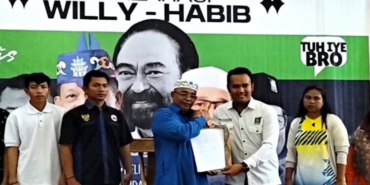 FOTO : AND/MATAKALTENG - Habib Ismail Bin Yahya saat menerima berkas deklarasi dari tim relawan pemenangan Willy-Habib Kabupaten Pulang Pisau.