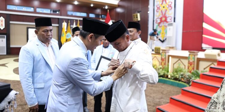 FOTO: MATAKALTENG - Agustiar saat menerima PIN Kehormatan dari keluarga besar Badan Komunikasi Pemuda Remaja Masjid Indonesia (BKPRMI).
