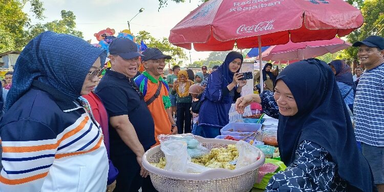 FOTO: DEVIANA/MATAKALTENG - Bupati Kotim Halikinnor saat menyapa UMKM di CFD, Minggu 15 September 2024.