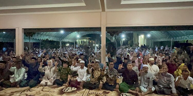 FOTO: IST/MATAKALTENG - Ratusan orang dari puluhan komunitas di Kobar menyatakan Sikap mendukung dan bertekad memenangkan Hj Nurhidayah dan Suyanto sebagai calon bupati dan calon wakil bupati Kotawaringin Barat.