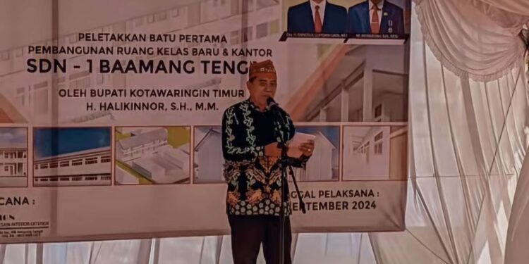 Foto: DISDIK/MATA KALTENG - Kepala Disdik Kotim Muhammad Irfansyah pada acara peletakan batu pertama pembangunan ruang kelas baru dan kantor SD Negeri 1 Baamang Tengah belum lama ini.