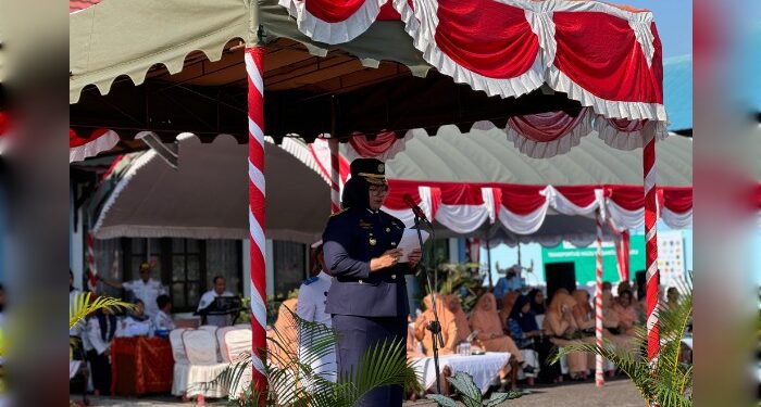 FOTO : DEVIANA/MATAKALTENG - Wakil Bupati Kotim Irawati saat memimpin apel Peringatan Hari Perhubungan Nasional, Selasa 17 September 2024.