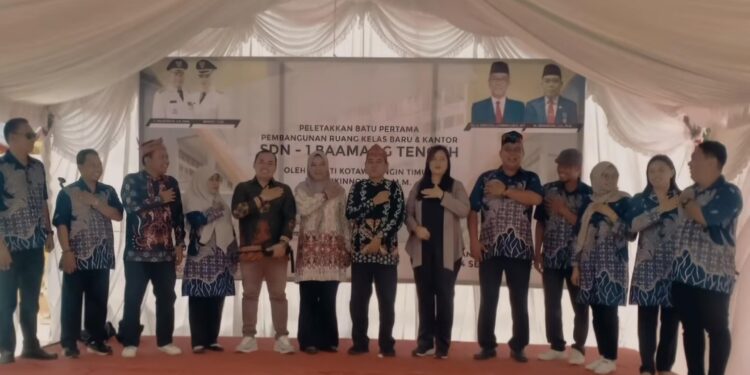 Foto:IST/MATA KALTENG - Peletakan batu pertama pembangunan ruangan kelas baru SDN 1 Baamang Tengah, belum lama ini.