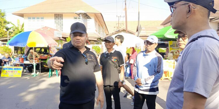 FOTO : DEVIANA/MATAKALTENG - Bupati Kotim Halikinnor saat meninjau Taman Kota Sampit dan menyapa warga, belum lama ini.