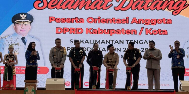 Foto: MATAKALTENG - Gubernur Kalteng H Sugianto Sabran saat mebuka kegiatan orientasi Anggota DPRD se Kabupaten Kota wilayah Kalteng.